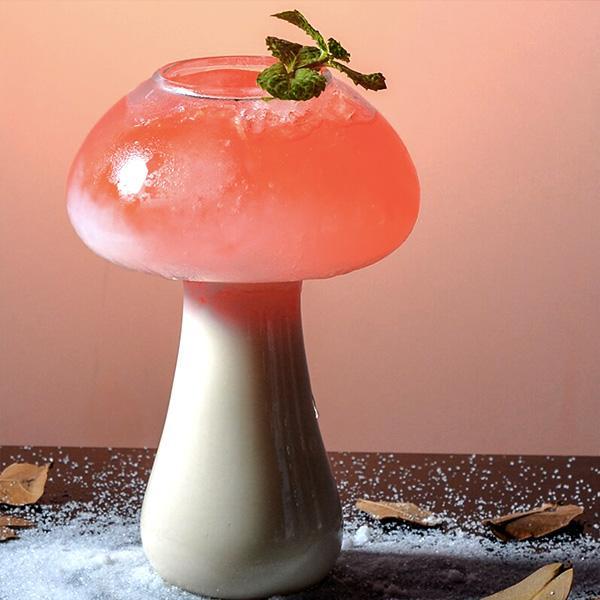 Hochwertiges Pilz Cocktailglas aus Borosilikatglas, perfekt für einzigartige Getränkemomente.