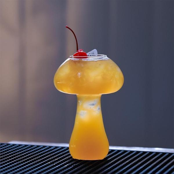 Transparentes Pilz Cocktailglas mit Standfuß, ein einzigartiges Geträngeglas für stilvolle Anlässe.