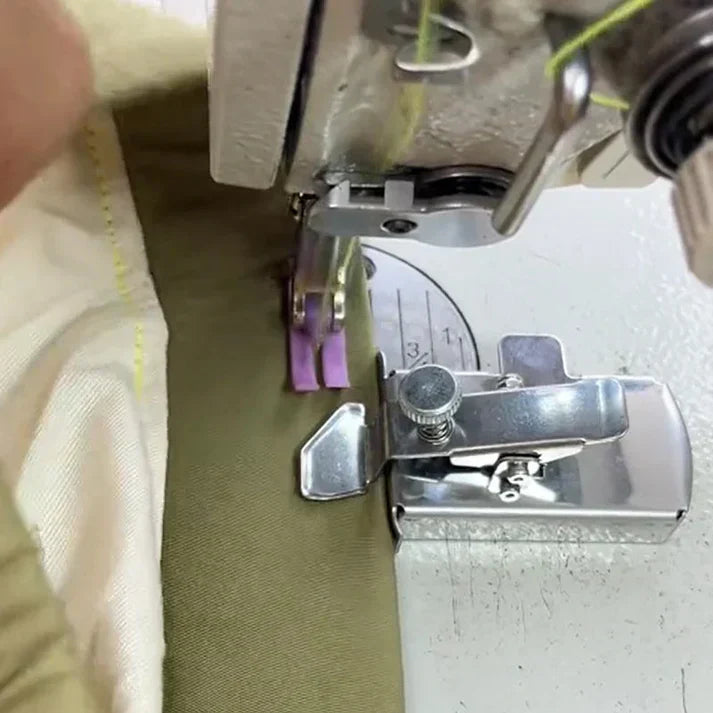 Detailansicht der magnetischen Nähhilfe, zeigt ihre einfache Anbringung an der Nähmaschine für präzise Stoffführung.