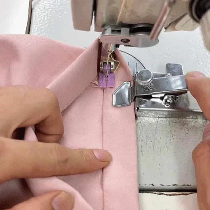 Innovatives Nähzubehör: Magnetische Stoffführung für akkurate, gerade Nähte; optimiert das Nähen von Handarbeiten.