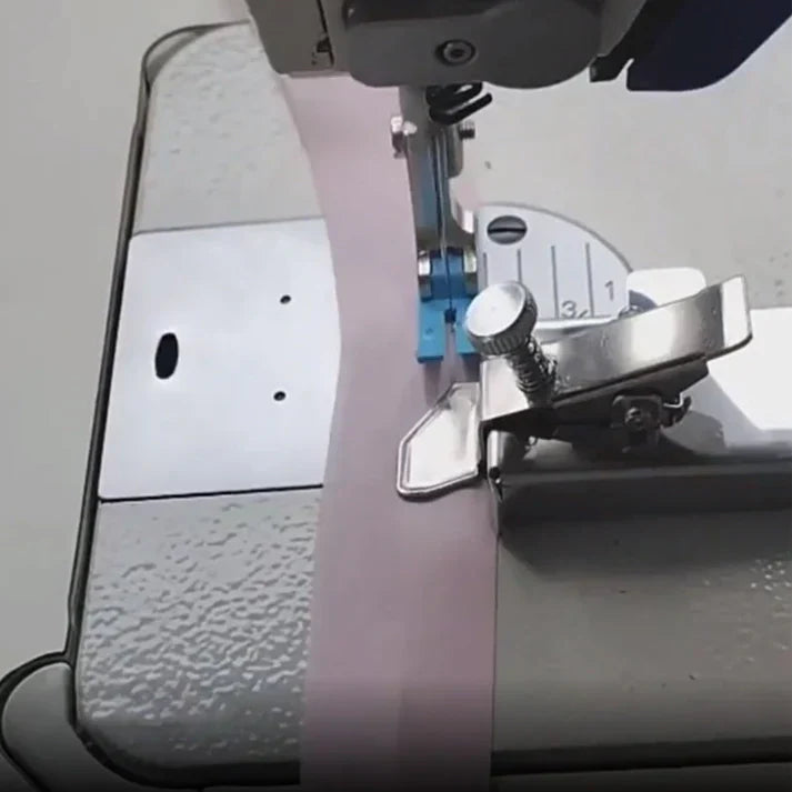 Nähmaschine mit angebrachter magnetischer Nähhilfe, demonstriert die einfache Führung für perfekte Stiche.