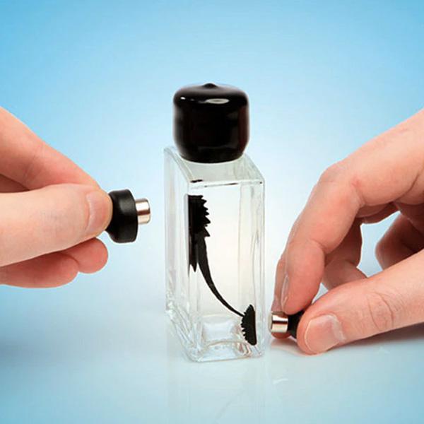 Magnetisches Ferrofluid-Spielzeug formt faszinierende Spikes auf dem Schreibtisch, ideal zum Stressabbau.