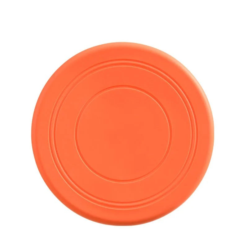 Detailaufnahme einer flexiblen, farbigen Silikon-Frisbee für Hunde; langlebiges Wurfspielzeug.