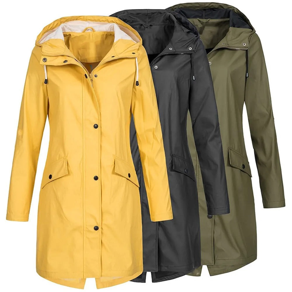 Dame trägt langen, wasserdichten Regenmantel beim Spaziergang. Modische, ganzjährige Outdoor-Jacke für Frauen.