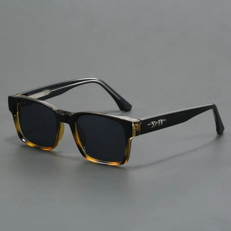 Mann trägt Retro-Sonnenbrille im 90er Stil mit UV400 Schutz. Perfektes Accessoire für Herren.