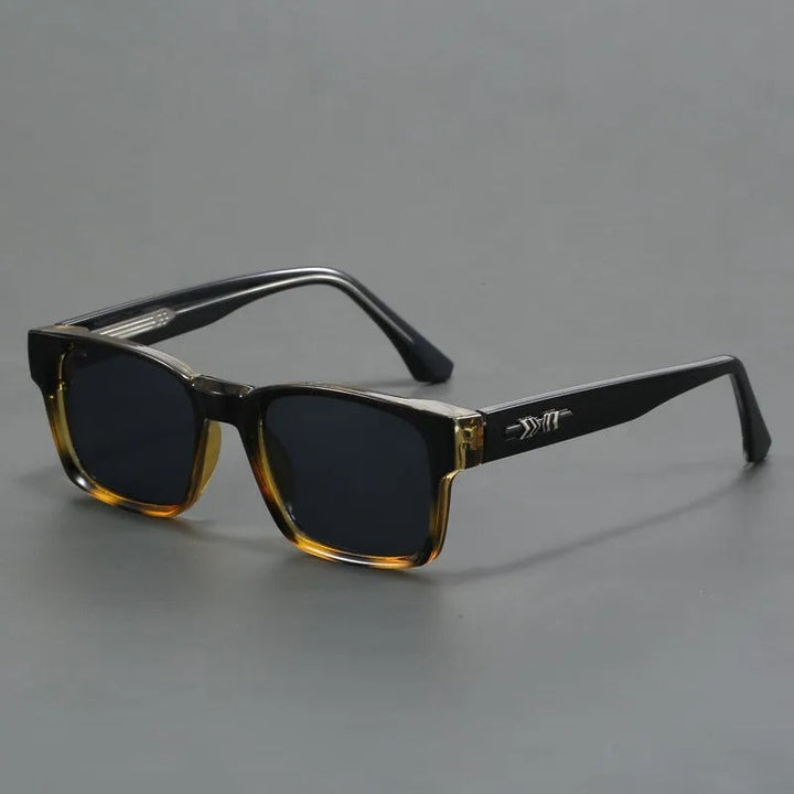 Mann trägt Retro-Sonnenbrille im 90er Stil mit UV400 Schutz. Perfektes Accessoire für Herren.