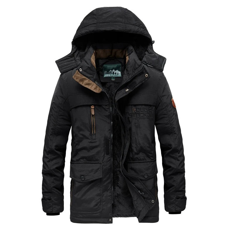 Detailansicht der warmen Kapuze der Herren Winterjacke Daan; idealer Kälteschutz für winterliche Outdoor-Abenteuer.