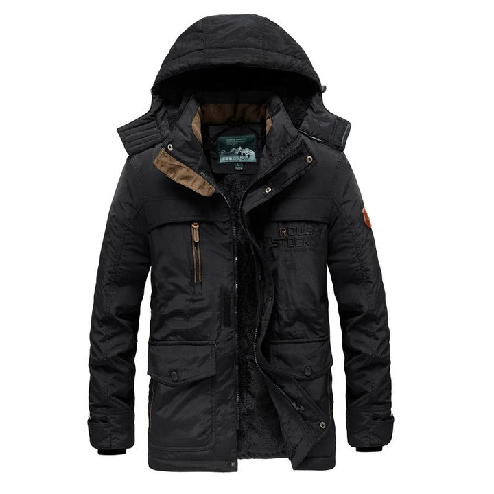 Detailansicht der warmen Kapuze der Herren Winterjacke Daan; idealer Kälteschutz für winterliche Outdoor-Abenteuer.