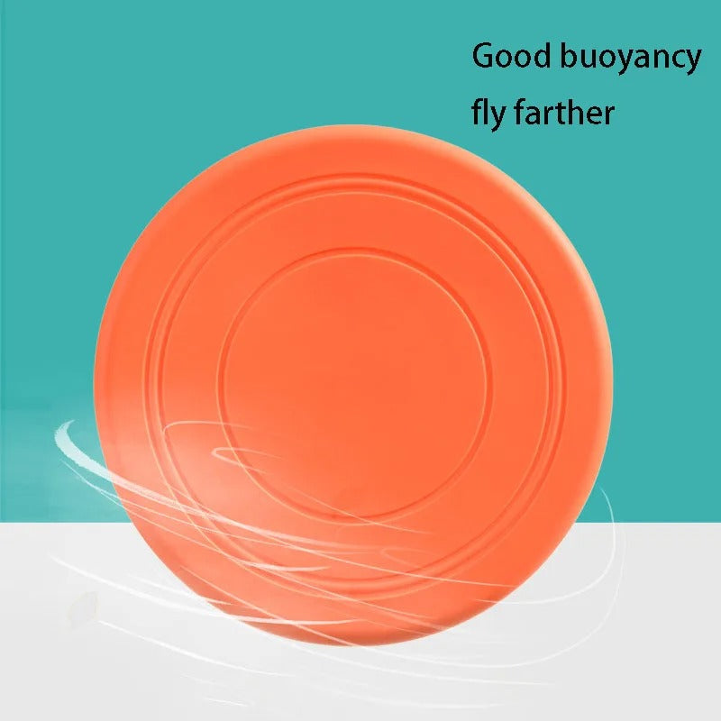 Glücklicher Hund apportiert eine bunte Silikon-Frisbee; robustes Outdoor-Hundespielzeug für aktive Hunde.