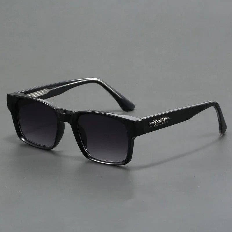 Hochwertige Herren Sonnenbrille mit kratzfesten Gläsern und UV400 Schutz im trendigen 90er Retro-Stil.