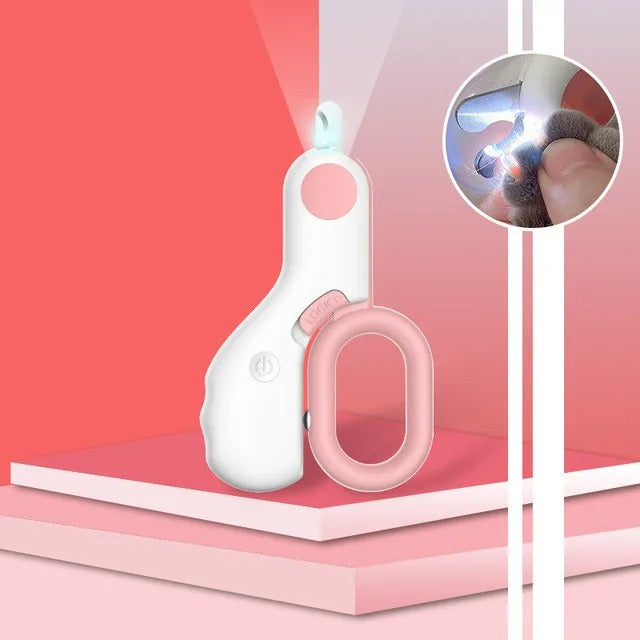 Haustierbesitzer nutzt die LED-Nagelschere, um die Krallen seines Hundes sicher und präzise zu kürzen.