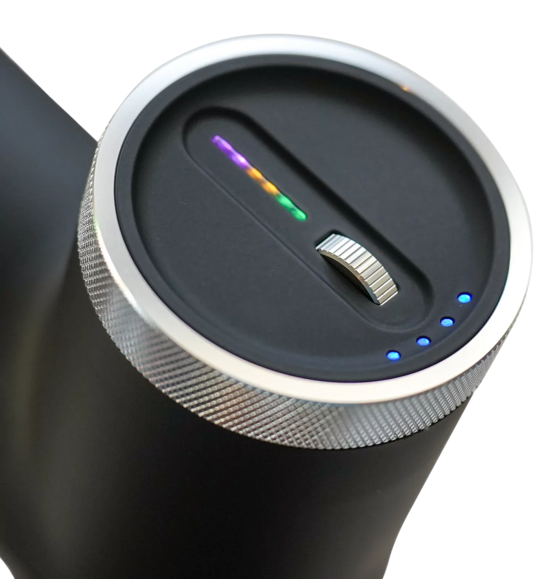 Tragbares schwarzes Massagegerät mit USB-C für schnelle Muskelregeneration unterwegs.