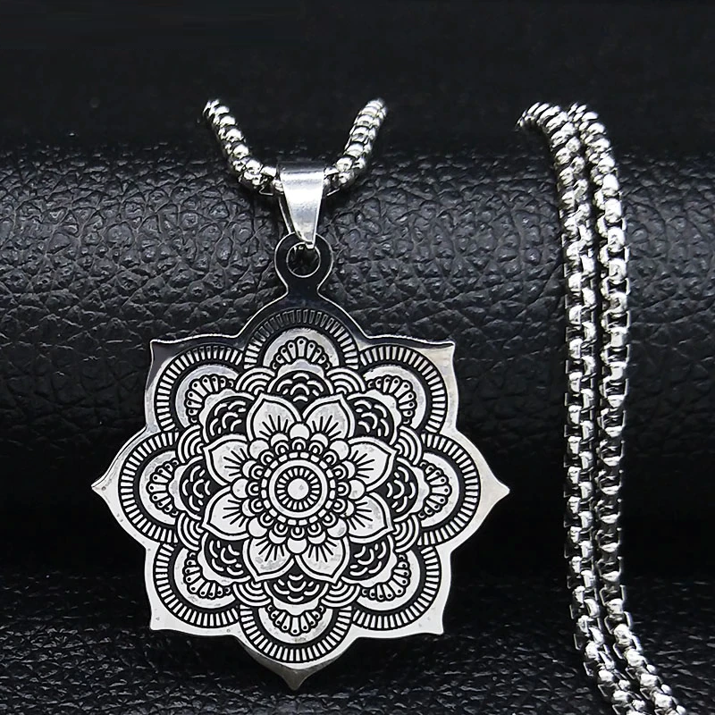 Elegante Damen-Halskette mit filigraner Lotusblume aus Silber, symbolisiert Reinheit & spirituelle Energie.