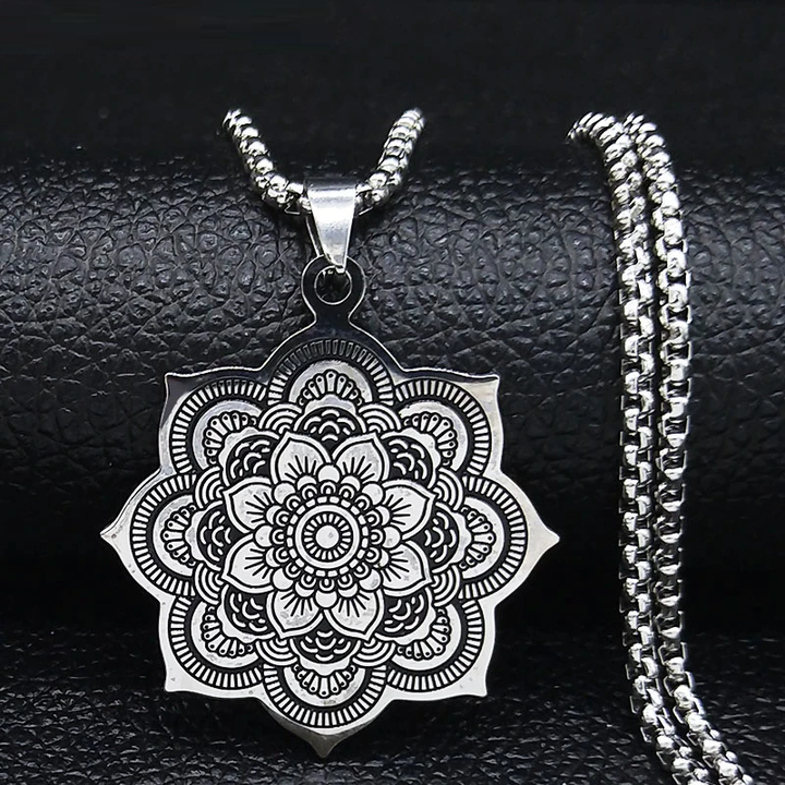 Elegante Damen-Halskette mit filigraner Lotusblume aus Silber, symbolisiert Reinheit & spirituelle Energie.