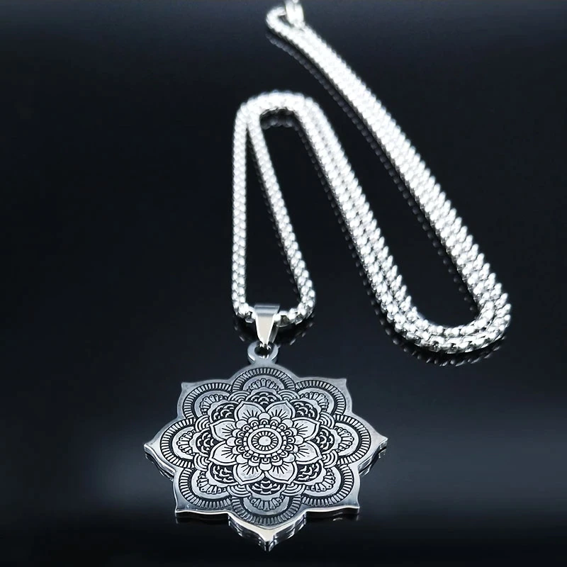 Runde Damenhalskette aus Silber mit detaillierter Lotusblume, bringt positive Energie und Eleganz.