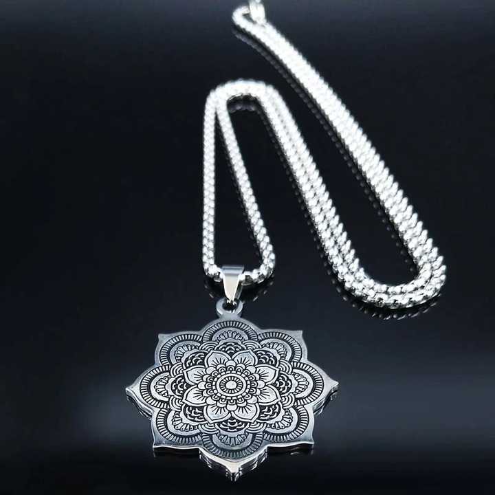 Runde Damenhalskette aus Silber mit detaillierter Lotusblume, bringt positive Energie und Eleganz.