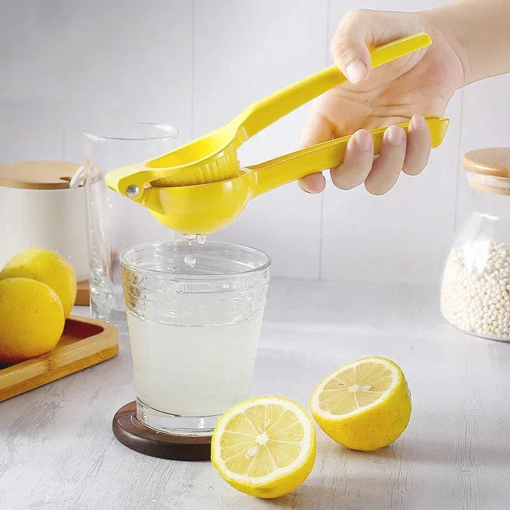 Manuelle Zitronenpresse aus robustem Aluminium für frischen Saft; effizienter Küchenhelfer und Entsafter.