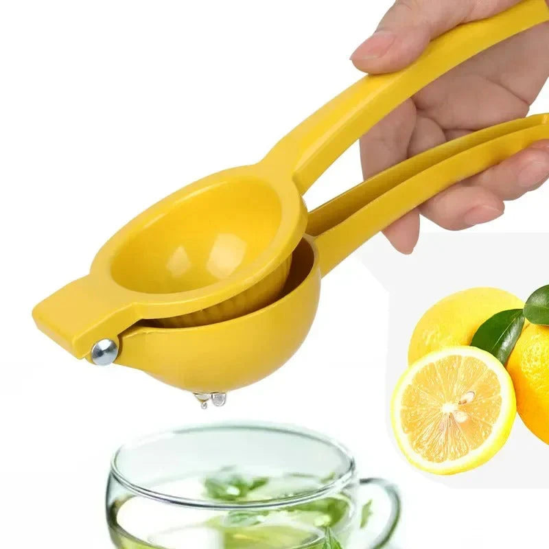 Handliche Zitruspresse aus Aluminium für müheloses Auspressen von Zitronen und Limetten; frischer Fruchtsaft.