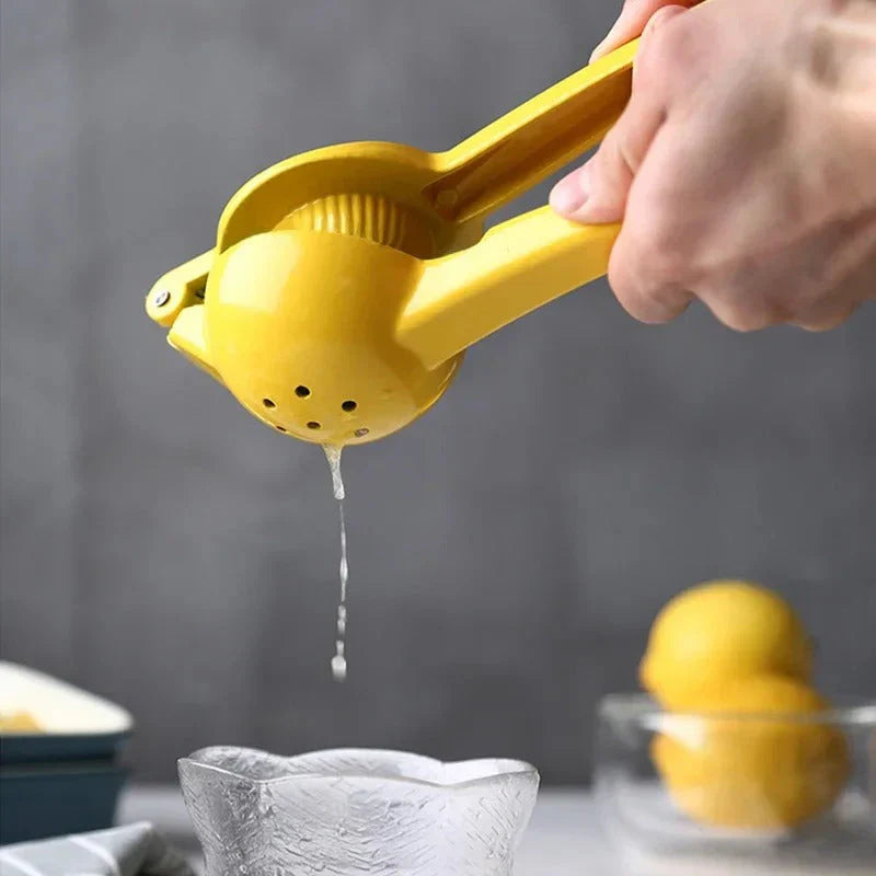 Ergonomische Saftpresse manuell, Aluminium, ideal für frischen Zitronen- und Limettensaft in der Küche.