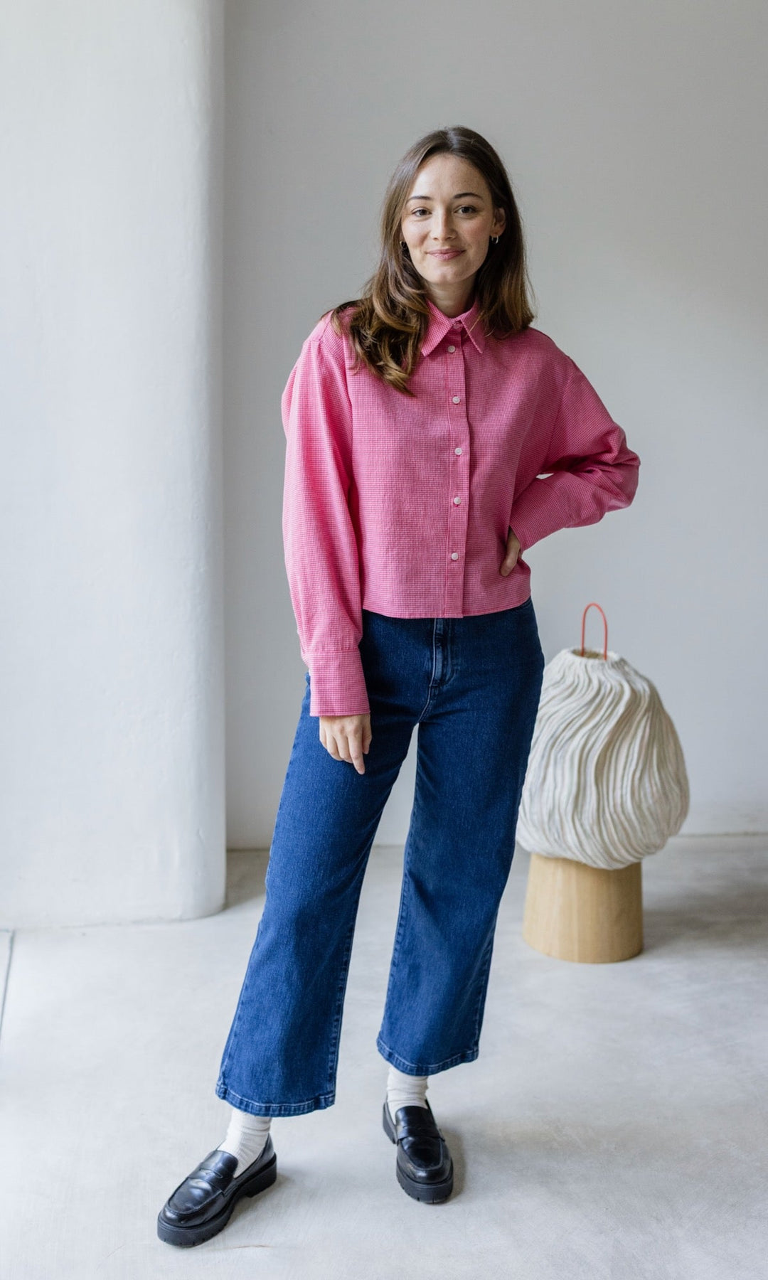 Vorderansicht der zeitlosen Damen French Fit Jeans in Dunkelblau, bequemer Bund, perfekt für Alltag.