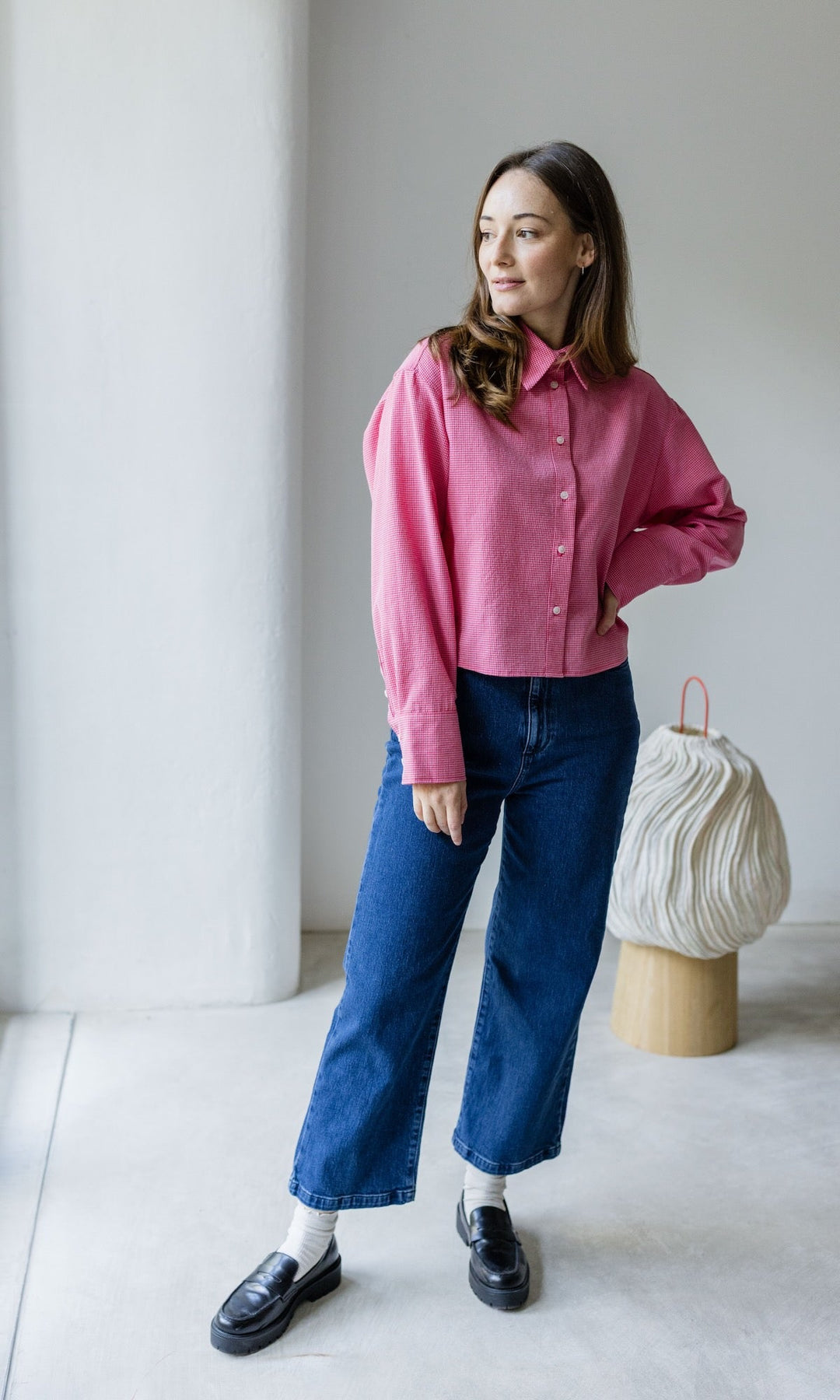 Model trägt perfekt sitzende dunkelblaue Damen French Fit Jeans, zeitloser Look für jede Gelegenheit.