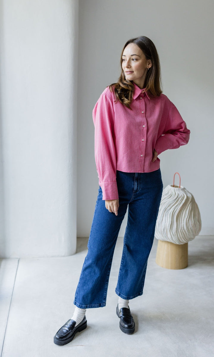 Model trägt perfekt sitzende dunkelblaue Damen French Fit Jeans, zeitloser Look für jede Gelegenheit.