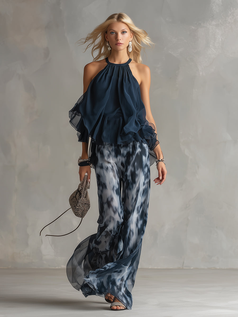 Schickes marineblaues Blusenshirt mit hohem Kragen, Teil eines eleganten Damen Ensembles. Vielseitige Mode.
