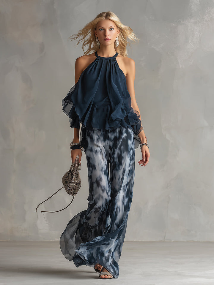 Schickes marineblaues Blusenshirt mit hohem Kragen, Teil eines eleganten Damen Ensembles. Vielseitige Mode.