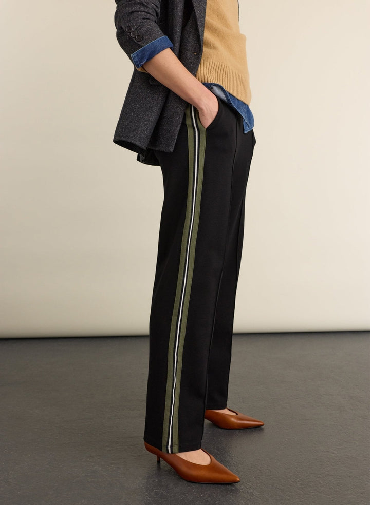 Elegante Business Hose für Damen mit weitem Bein. Komfortable Stretch-Qualität und dezenter Seitenstreifen.