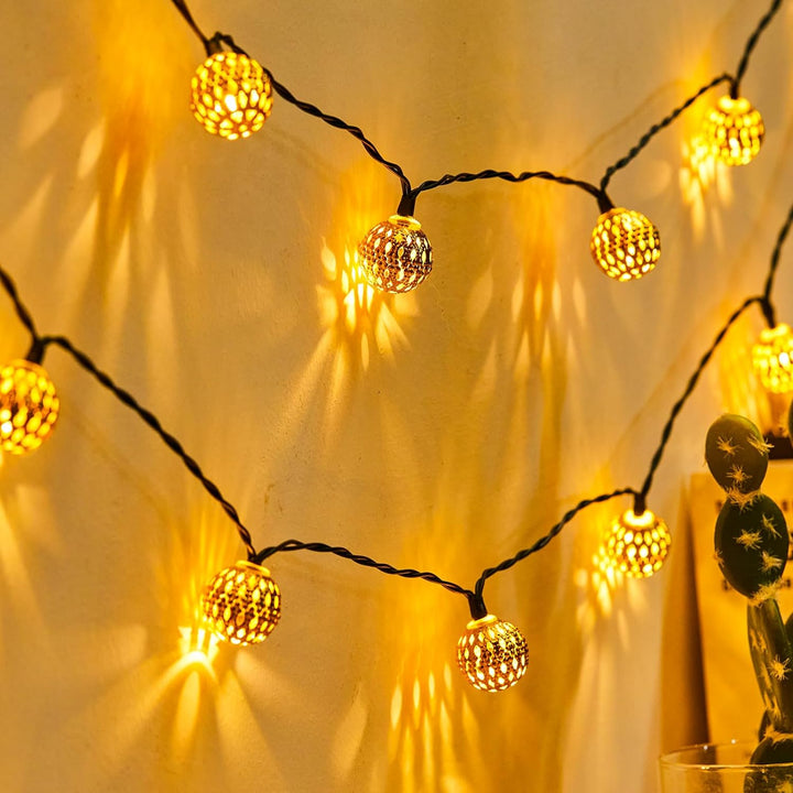 Elegante marokkanische Solarlichterkette für Terrassen-Ambiente. Wasserdicht, ideale Außen-Dekoration & Gartenparty-Beleuchtung.