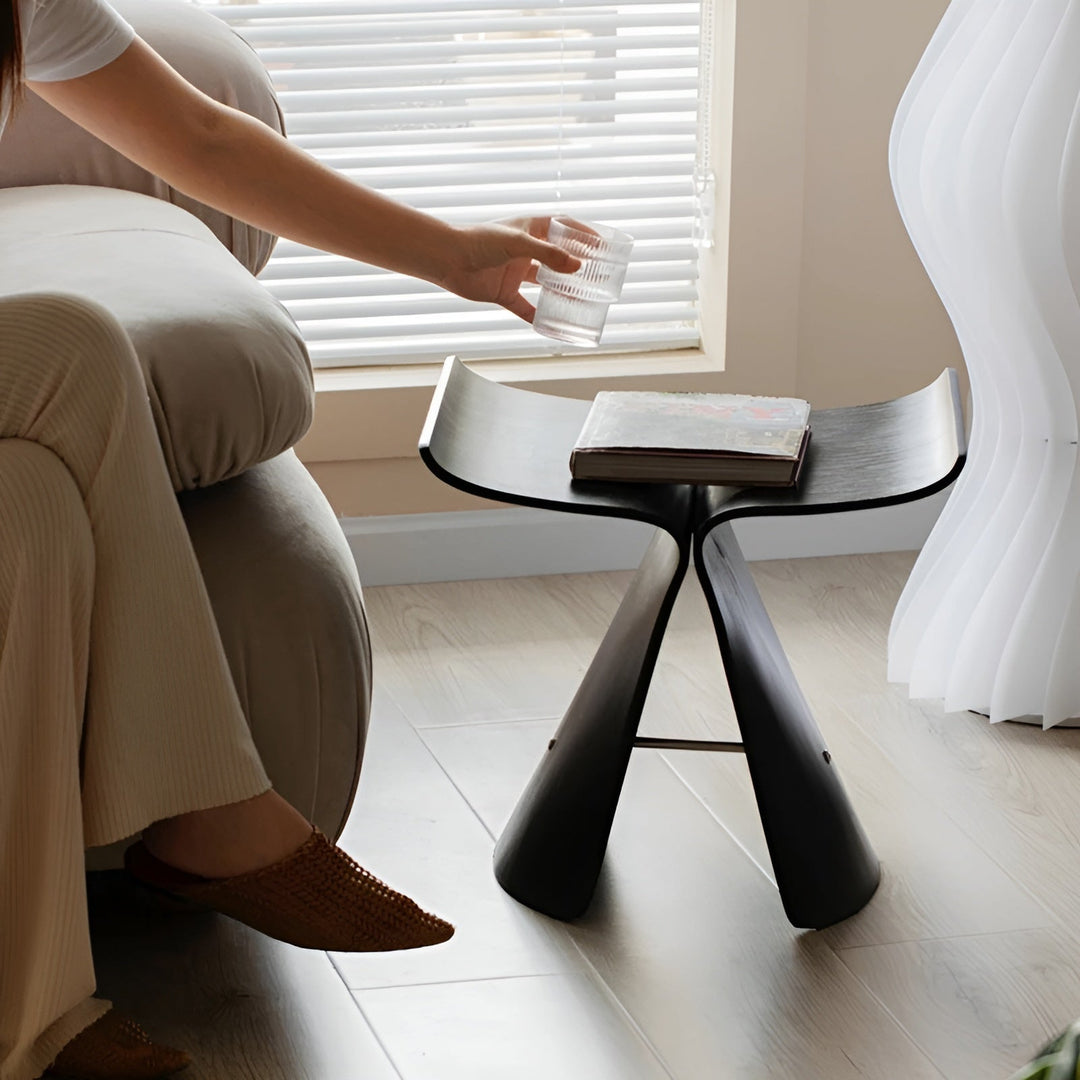 Rustikale Massivholzbank, handgefertigt aus Paulownia-Holz, im Zen-Stil. Ideale Sitzgelegenheit.