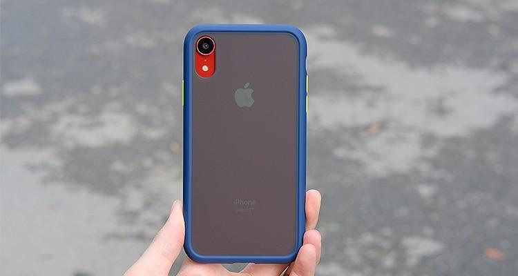Schwarze, matte iPhone Schutzhülle mit Anti-Stoß. Robustes Zubehör für Ihr Smartphone, kratzfest.