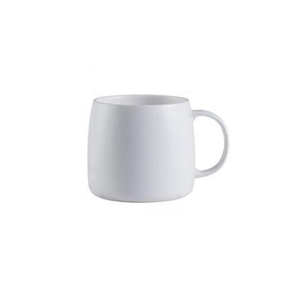 Weiße matte Keramiktasse im nordischen Design, ideal für stilvollen Genuss von Kaffee oder Tee.