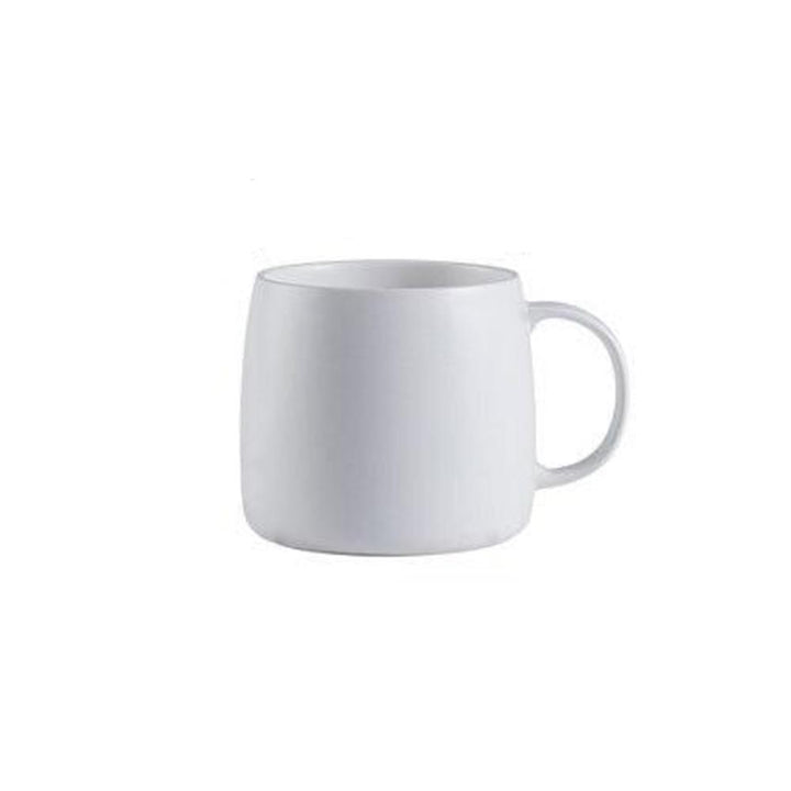 Weiße matte Keramiktasse im nordischen Design, ideal für stilvollen Genuss von Kaffee oder Tee.