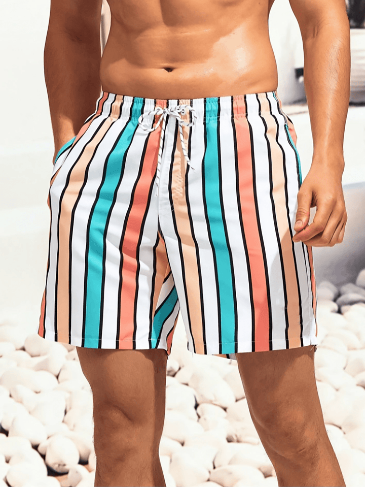 Gefaltete schnelltrocknende Herren Badeshorts. Hochwertige Schwimmhose für Urlaub, Freizeit & Strandmode.