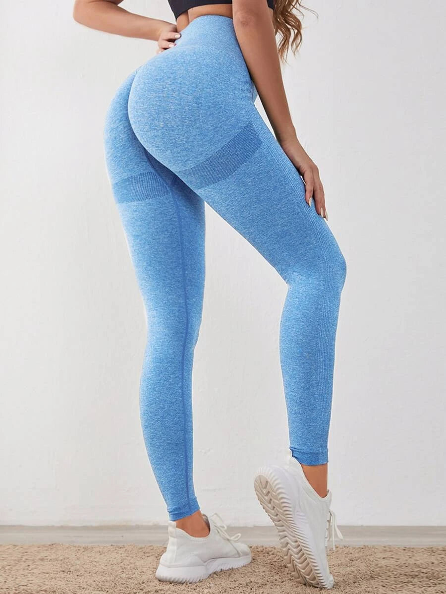 Seitenansicht: Schwarze Damen Kompressions Leggings High Waist, formt den Po, perfekt für Yoga & Sport.