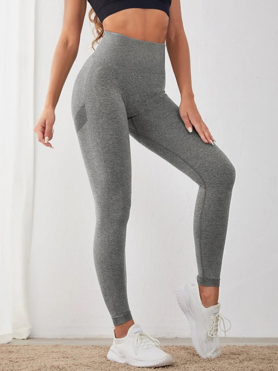 Detailansicht des blickdichten, atmungsaktiven Stoffes der schwarzen High Waist Shaping Leggings für optimalen Komfort.