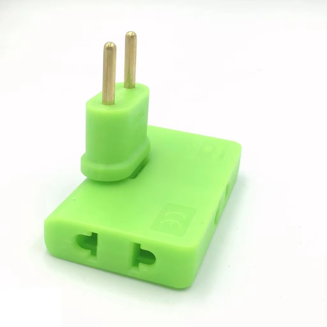 Effizienter Stromadapter für das Büro, die Winkelsteckdose sorgt für Kabelorganisation.
