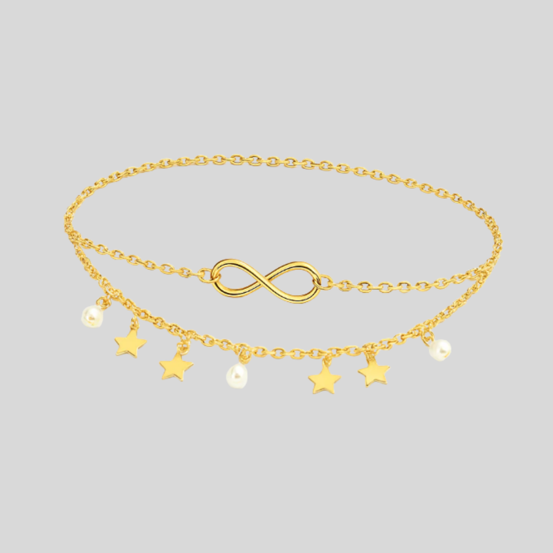 Elegante, mehrlagige Damen Fußkette mit glänzenden Stern- und Perlenanhängern; ein modisches Sommer Accessoire.