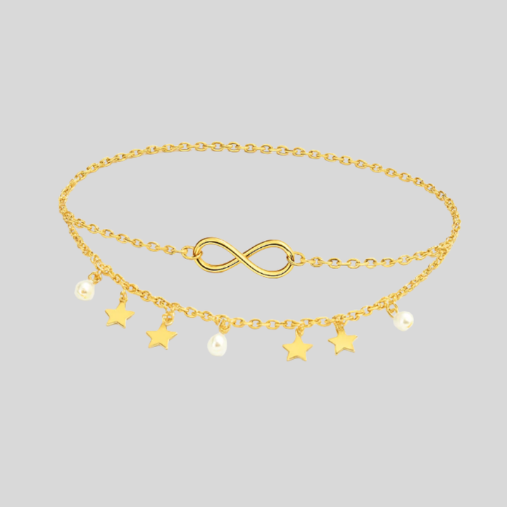 Elegante, mehrlagige Damen Fußkette mit glänzenden Stern- und Perlenanhängern; ein modisches Sommer Accessoire.