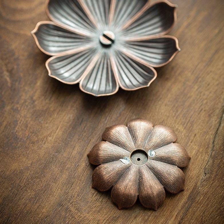 Eleganter Messinghalter für Räucherstäbchen, mit Lotus-Motiv, perfekt für Yoga, Wellness & Raumduft.