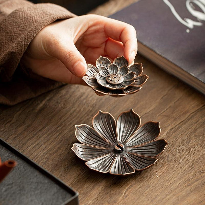 Dekorativer Räucherstäbchenhalter aus glänzendem Messing, Lotus-Design, schafft entspannte Atmosphäre.