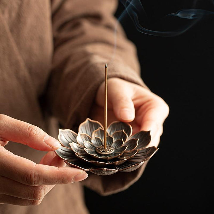 Lotus-Messing Räucherstäbchenhalter für entspannende Duftmomente. Schönes Geschenk für Meditationsfans.