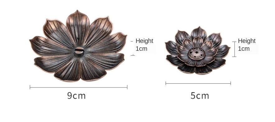 Detailaufnahme: Glänzender Messing Räucherstäbchenhalter im Lotus-Design, bereit für meditative Duftrituale.