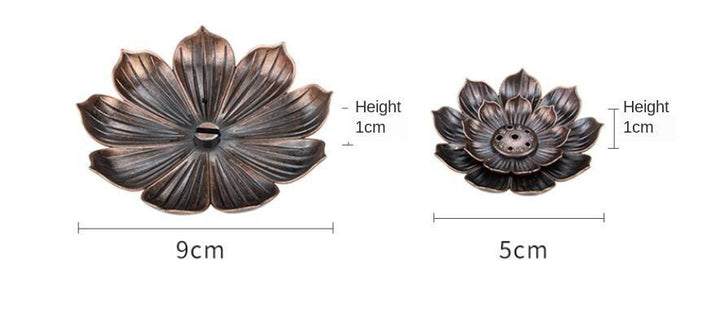 Detailaufnahme: Glänzender Messing Räucherstäbchenhalter im Lotus-Design, bereit für meditative Duftrituale.