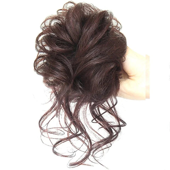 Schneller Messy Bun mit Haarteil; natürliches Volumen und Fülle; einfaches Haar-Accessoire.