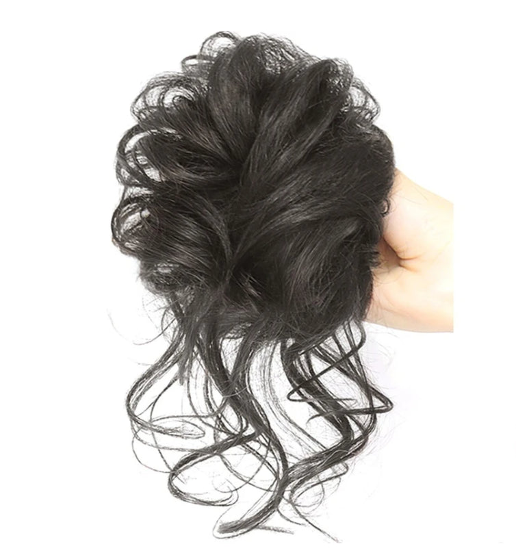 Dutt Haarteil mit Fülle; Messy Bun für schnelles Volumen und natürliche Haarstyling-Ergebnisse.