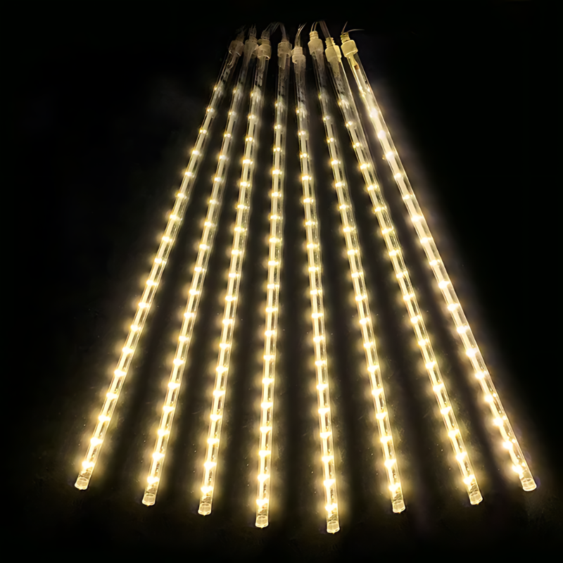 Meteor LED-Gartenlichterkette mit Solarpanel, leuchtend im Dunkeln und wetterfest.