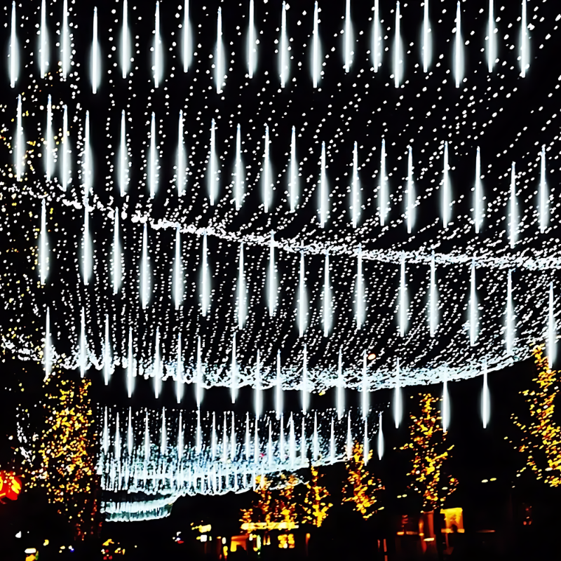 Detailansicht der Meteor LED-Lichter, die wie fallende Sternschnuppen im Garten leuchten.