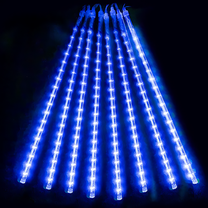 Solarbetriebene Meteor LED-Lichterkette für den Garten, tagsüber aufladend, nachts strahlend.